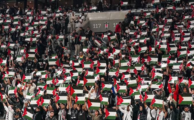 Besiktas v Fenerbahce - Turkish Super Lig ISTANBUL, TURKIYE - NOVEMBER 02: Fans of Besiktas hold Palestinian flags to show solidarity ahead of the Turkish Super Lig week 11 football match between Besiktas and Fenerbahce at Tupras Stadium in Istanbul, Turkiye on November 02, 2025. Salih Zeki Fazlioglu Anadolu Istanbul Turkey. Editorial use only. Please get in touch for any other usage.  Copyright: x2025xAnadoluxSalihxZekixFazlioglux