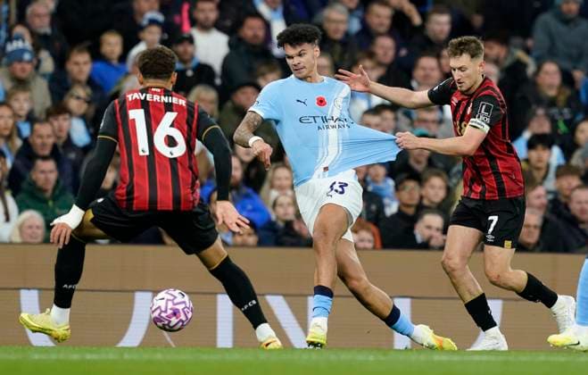 Manchester, England, 2nd November 2025. Nico O™Reilly of Manchester City (C) is challenged by David Brooks of Bournemouth during the Manchester City vs AFC Bournemouth Premier League match at the Etihad Stadium, Manchester. Picture credit should read: Andrew Yates Sportimage EDITORIAL USE ONLY. No use with unauthorised audio, video, data, fixture lists, club league logos or live services. Online in-match use limited to 120 images, no video emulation. No use in betting, games or single club league player publications. SPI_019_AY_MAN_CITY_BOURN SPI-4256-0019
