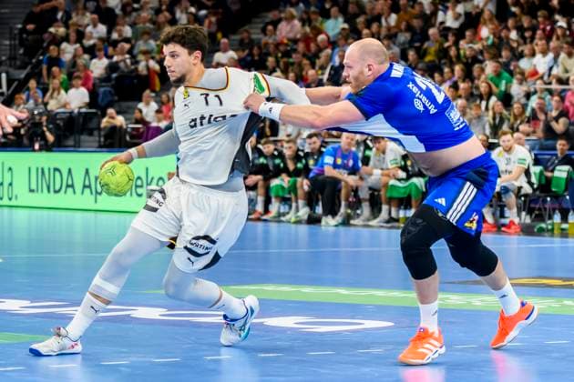 GER, DHB, Freundschaftsspiel Nationalmannschaft Deutschland vs Island 02.11.2025, SAP Garden, Muenchen, GER, DHB, Freundschaftsspiel Nationalmannschaft Deutschland vs Island, im Bild Marko Grgic (Deutschland 71) im Zweikampf gegen Arnar Freyr Arnarsson (Island 21)