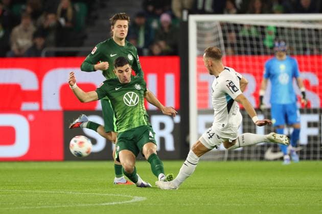 VfL vs. Hoffebheim, 1. BL Wolfsburg, 02.11.2025, FUßBALL - VfL Wolfsburg vs. TSG 1899 Hoffenheim, 1. BL, Saison 2025 26. Konstantinos Koulierakis (VfL Wolfsburg), Vladimir Coufal (Hoffenheim) Wolfsburg