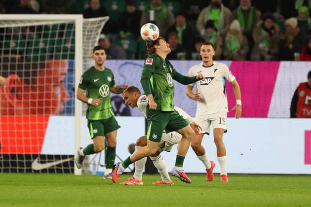 VfL vs. Hoffebheim, 1. BL Wolfsburg, 02.11.2025, FUßBALL - VfL Wolfsburg vs. TSG 1899 Hoffenheim, 1. BL, Saison 2025 26. Mattias Svanberg (VfL Wolfsburg) Wolfsburg