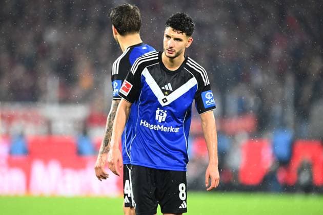 Daniel ELFADLI (HH) und Luka VUSKOVIC (HH) enttaeuscht, enttäuscht, Enttäuschung, Enttaeuschung Fussball 1. Bundesliga, 9.Spieltag, matchday9, 1. FC Koeln (K) - Hamburger SV (HH) 4-1 am 02.11.2025 in Koeln Deutschland. DFL regulations prohibit any use of photographs as image sequences and or quasi-video Â