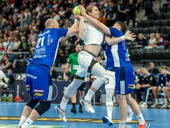Juri Knorr (Deutschland, 15) im Duell mit Arnar Freyr Arnarsson (Island, 21) und Elvar Oern Joensson (Island, 09), Deutschland vs. Island, Handball, Laenderspiel, Herren, Spielzeit 2025 2026, 02.11.2025, Deutschland vs. Island, Handball, Laenderspiel, Herren, Spielzeit 2025 2026, 02.11.2025 Muenchen Copyright: xEibner-Pressefoto MichaelxSchmidx EP_MST