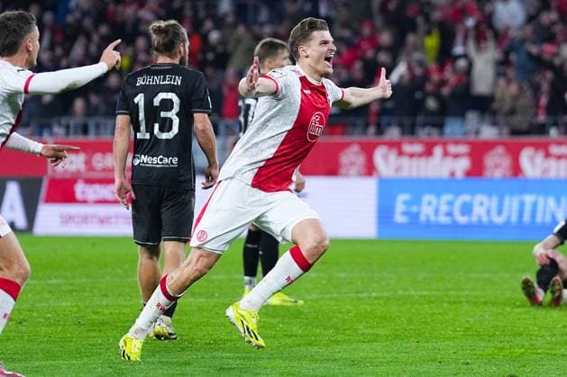 02.11.2025, xydrx, Fußball, 3.Liga, Rot-Weiss Essen - 1.FC Schweinfurt 05, Saison 2025 2026, Stadion an der Hafenstraße: Torjubel nach dem Tor zum 2:1 für Rot-Weiss Essen durch Torschütze Marek Janssen (Rot-Weiss Essen 20) DFB regulations prohibit any use of photographs as image sequences and or quasi-video. Nordrhein-Westfahlen Deutschland