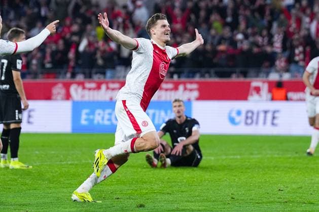02.11.2025, xydrx, Fußball, 3.Liga, Rot-Weiss Essen - 1.FC Schweinfurt 05, Saison 2025 2026, Stadion an der Hafenstraße: Torjubel nach dem Tor zum 2:1 für Rot-Weiss Essen durch Torschütze Marek Janssen (Rot-Weiss Essen 20) DFB regulations prohibit any use of photographs as image sequences and or quasi-video. Nordrhein-Westfahlen Deutschland