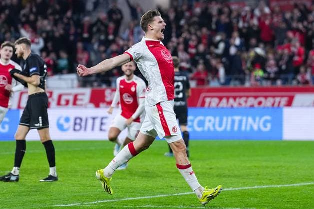 02.11.2025, xydrx, Fußball, 3.Liga, Rot-Weiss Essen - 1.FC Schweinfurt 05, Saison 2025 2026, Stadion an der Hafenstraße: Torjubel nach dem Tor zum 2:1 für Rot-Weiss Essen durch Torschütze Marek Janssen (Rot-Weiss Essen 20) DFB regulations prohibit any use of photographs as image sequences and or quasi-video. Nordrhein-Westfahlen Deutschland