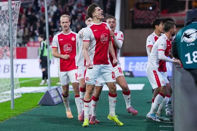 02.11.2025, xydrx, Fußball, 3.Liga, Rot-Weiss Essen - 1.FC Schweinfurt 05, Saison 2025 2026, Stadion an der Hafenstraße: Torjubel nach dem Tor zum 2:1 für Rot-Weiss Essen durch Torschütze Marek Janssen (Rot-Weiss Essen 20) zusammen mit Marvin Obuz (Rot-Weiss Essen 10) DFB regulations prohibit any use of photographs as image sequences and or quasi-video. Nordrhein-Westfahlen Deutschland
