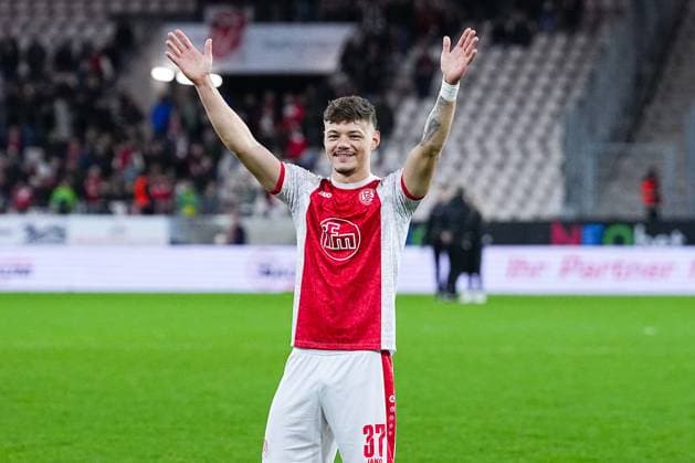 02.11.2025, xydrx, Fußball, 3.Liga, Rot-Weiss Essen - 1.FC Schweinfurt 05, Saison 2025 2026, Stadion an der Hafenstraße: Jannik Hofmann (Rot-Weiss Essen 37) bejubelt den 2:1 Sieg DFB regulations prohibit any use of photographs as image sequences and or quasi-video. Nordrhein-Westfahlen Deutschland