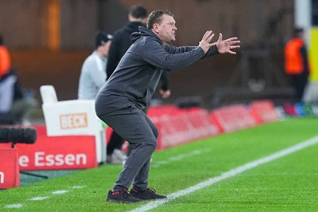 02.11.2025, xydrx, Fußball, 3.Liga, Rot-Weiss Essen - 1.FC Schweinfurt 05, Saison 2025 2026, Stadion an der Hafenstraße: Uwe Koschinat (Cheftrainer Rot-Weiss Essen) gestikulierend DFB regulations prohibit any use of photographs as image sequences and or quasi-video. Nordrhein-Westfahlen Deutschland