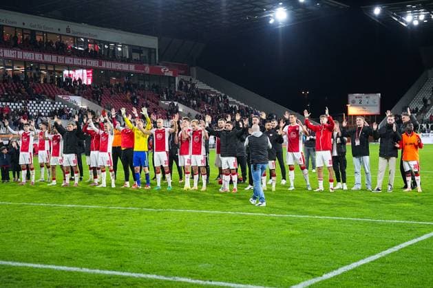 02.11.2025, xydrx, Fußball, 3.Liga, Rot-Weiss Essen - 1.FC Schweinfurt 05, Saison 2025 2026, Stadion an der Hafenstraße: Die Mannschaft von Rot-Weiss Essen bejubelt den 2:1 Sieg DFB regulations prohibit any use of photographs as image sequences and or quasi-video. Nordrhein-Westfahlen Deutschland