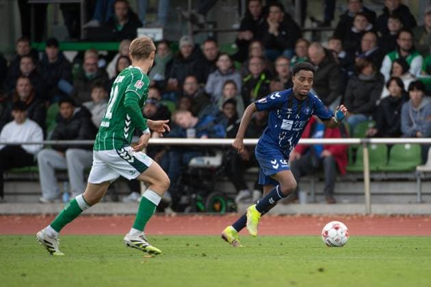 GER, Fussball, RLN, SV Werder Bremen II U23 vs VfB Oldenburg 02.11.2025, Platz 11, Bremen, GER, RLN, SV Werder Bremen II U23 vs VfB Oldenburg, DFL regulations prohibit any use of photographs as image sequences and or quasi-video, im Bild Aurel LOUBONGO-M BOUNGOU( VfB Oldenburg 11 ) Paul BELLMANN ( SV Werder Bremen II U23 22 )
