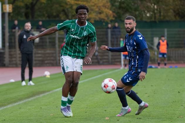 GER, Fussball, RLN, SV Werder Bremen II U23 vs VfB Oldenburg 02.11.2025, Platz 11, Bremen, GER, RLN, SV Werder Bremen II U23 vs VfB Oldenburg, DFL regulations prohibit any use of photographs as image sequences and or quasi-video, im Bild Wesley ADEH ( SV Werder Bremen II U23 6 ) Drilon DEMAJ ( VfB Oldenburg 9 )