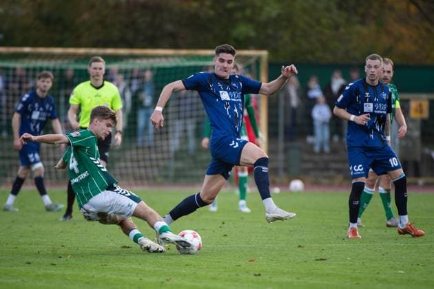 GER, Fussball, RLN, SV Werder Bremen II U23 vs VfB Oldenburg 02.11.2025, Platz 11, Bremen, GER, RLN, SV Werder Bremen II U23 vs VfB Oldenburg, DFL regulations prohibit any use of photographs as image sequences and or quasi-video, im Bild Mick SCHMETGENS ( SV Werder Bremen II U23 4 ) Mats FACKLAM( VfB Oldenburg 29 ) Julian BOCCACCIO ( VfB Oldenburg 10 )