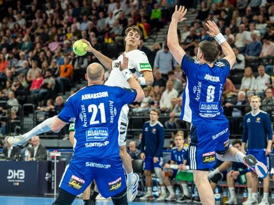 Julian Koester (Deutschland 18) steigt im Rueckraum hoch, Deutschland vs. Island, Handball, Laenderspiel, Herren, Spielzeit 2025 2026, 02.11.2025, Deutschland vs. Island, Handball, Laenderspiel, Herren, Spielzeit 2025 2026, 02.11.2025 Muenchen Copyright: xEibner-Pressefoto MichaelxSchmidx EP_MST