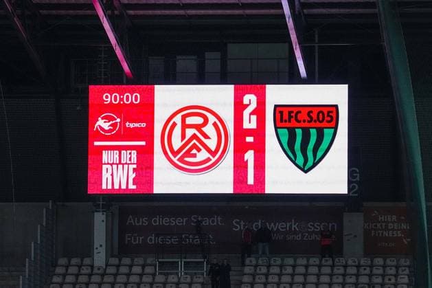 02.11.2025, xydrx, Fußball, 3.Liga, Rot-Weiss Essen - 1.FC Schweinfurt 05, Saison 2025 2026, Stadion an der Hafenstraße: Rot-Weiss Essen gewinnt 2:1 zusehen auf der Anzeigetafel, feature, DFB regulations prohibit any use of photographs as image sequences and or quasi-video. Nordrhein-Westfahlen Deutschland