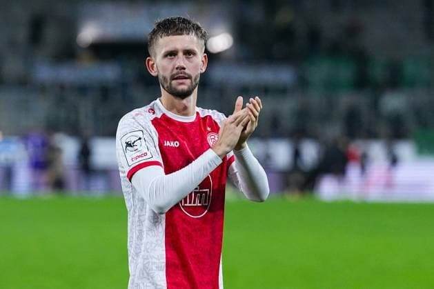 02.11.2025, xydrx, Fußball, 3.Liga, Rot-Weiss Essen - 1.FC Schweinfurt 05, Saison 2025 2026, Stadion an der Hafenstraße: Torben Muesel (Rot-Weiss Essen 26) freut sich über den 2:1 Sieg DFB regulations prohibit any use of photographs as image sequences and or quasi-video. Nordrhein-Westfahlen Deutschland
