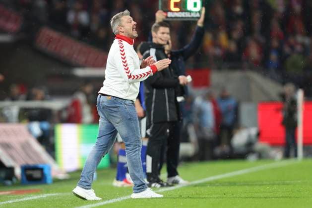 Trainer Lukas Kwasniok (1. FC Koeln) gestikuliert, Gestik waehrend des spiels der Bundesliga zwischen 1. FC Köln und Hamburger SV, RheinEnergieSTADION am 02. November 2025 in Köln, Deutschland. (Foto von Oliver Kaelke DeFodi Images) +++ Trainer Lukas Kwasniok (1. FC Koeln) gestures during the Bundesliga match between 1. FC Köln and Hamburger SV at RheinEnergieSTADION on November 2, 2025 in Köln, Germany. (Photo by Oliver Kaelke DeFodi Images) DFL regulations prohibit any use of photographs as image sequences and or quasi-video. (Photo by Oliver Kaelke DeFodi Images) Trainer Lukas Kwasniok 1 FC Koeln gestures, gestures during the Bundesliga match between 1 FC Köln and Hamburger SV, RheinEnergieSTADION on November 02, 2025 in Köln, Germany Photo by Oliver Kaelke DeFodi Images Trainer Lukas Kwasniok 1 FC Koeln gestures during the Bundesliga match between 1 FC Köln and Hamburger SV at RheinEnergieSTADION on November 2, 2025 in Köln, Germany Photo by Oliver Kaelke DeFodi Images DFL regulations prohibit any use of photographs as image sequences and or quasi video Photo by Oliver Kaelke DeFodi Images
