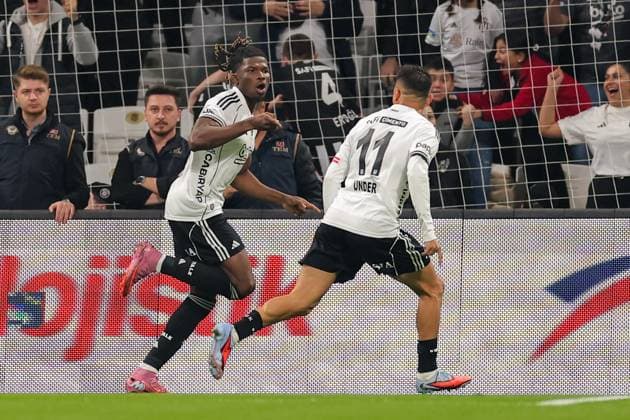 2025-11-02 Besiktas JK v Fenerbahce SK - Trendyol Super Lig ISTANBUL, TURKEY - NOVEMBER 2: El Bilal Toure of Besiktas JK celebrates after scoring the team s first goal with Cengiz Under of Besiktas JK during the Trendyol Super Lig match between Besiktas JK and Fenerbahce SK at Tupras Stadium on November 2, 2025 in Istanbul, Turkey. (Photo by BSR Agency) Istanbul Turkey Content not available for redistribution in The Netherlands directly or indirectly through any third parties. Copyright: xBSRxAgencyx