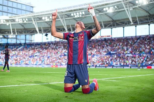 Levante UD and RC Celta de Vigo - LaLiga EA Sports VALENCIAL, SPAIN - NOVEMBER 2: Kervin Arriaga of Levante UD celebrates after scoring his team s first goal during the LaLiga EA Sports match between Levante UD and RC Celta de Vigo at Estadi Ciutat de Valencia on November 2, 2025 in Valencia, Spain. (Photo by Jose Torres Photo Players Images Magara Press) Valencia Estadi Ciutat de Valencia Spain Copyright: xJosexTorresx
