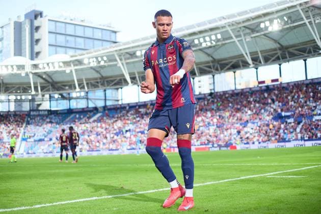 Levante UD and RC Celta de Vigo - LaLiga EA Sports VALENCIAL, SPAIN - NOVEMBER 2: Kervin Arriaga of Levante UD celebrates after scoring his team s first goal during the LaLiga EA Sports match between Levante UD and RC Celta de Vigo at Estadi Ciutat de Valencia on November 2, 2025 in Valencia, Spain. (Photo by Jose Torres Photo Players Images Magara Press) Valencia Estadi Ciutat de Valencia Spain Copyright: xJosexTorresx
