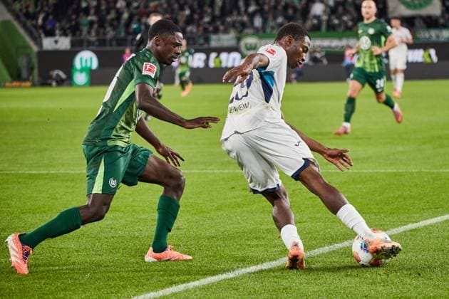 Sael Kumbedi (VfL Wolfsburg 26) zweikampf mit Bazoumana Toure (TSG 1899 Hoffenheim 29) VfL Wolfsburg vs. TSG 1899 Hoffenheim, Fussball Bundesliga, BL, Buli, 9. Spieltag, Saison 2025 2026 02.11.2025 -Pressefoto Jan-Frederic Helbig VfL Wolfsburg vs. TSG 1899 Hoffenheim, Fussball Bundesliga, BL, Buli, Volkswagen Arena, 1 Bundesliga, 9. Spieltag, Saison 2025 2026, 02.11.2025 Wolfsburg Copyright: xEibner-Pressefoto Jan-FredericxHx EP_JHG