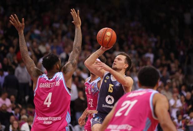 Martin Hermannsson (Alba) am Ball gegen Jeff Garrett (Bonn), Telekom Baskets Bonn vs Alba Berlin, easyCredit BBL, 6. Spieltag, Bonn, 02.11.2025.
