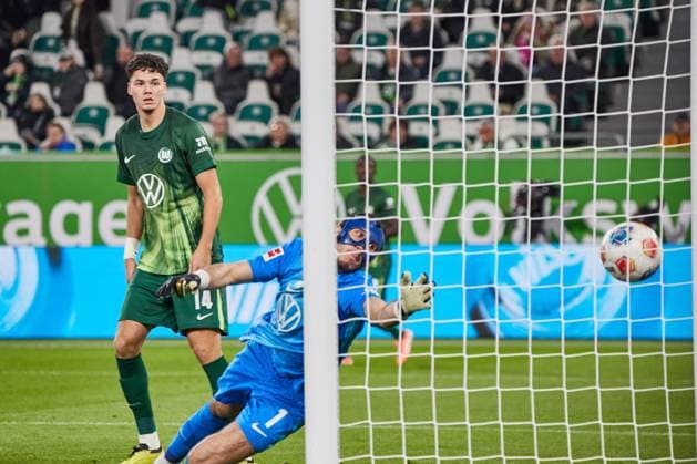 Tor fuer TSG Hoffenheim Kamil Grabara (VfL Wolfsburg 1) schaut dem Ball hinterher VfL Wolfsburg vs. TSG 1899 Hoffenheim, Fussball Bundesliga, BL, Buli, 9. Spieltag, Saison 2025 2026 02.11.2025 -Pressefoto Jan-Frederic Helbig VfL Wolfsburg vs. TSG 1899 Hoffenheim, Fussball Bundesliga, BL, Buli, Volkswagen Arena, 1 Bundesliga, 9. Spieltag, Saison 2025 2026, 02.11.2025 Wolfsburg Copyright: xEibner-Pressefoto Jan-FredericxHx EP_JHG