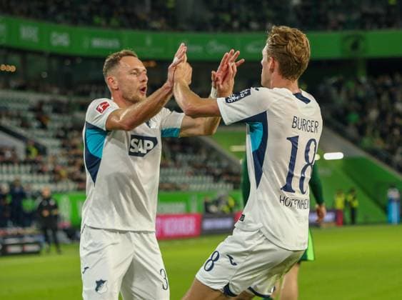 Deutschland: Bundesliga 2025 26, 9. Spieltag - VfL Wolfsburg vs TSG Hoffenheim - Volkswagen Arena (Wolfsburg): Torjubel Wouter Burger (TSG Hoffenheim, 18) Vladimir Coufal Vladimir Coufal (TSG Hoffenheim, 34) Copyright: xAymanxAlahmedx