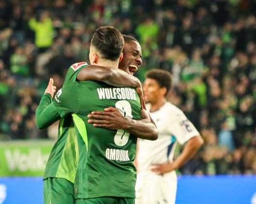 Deutschland: Bundesliga 2025 26, 9. Spieltag - VfL Wolfsburg vs TSG Hoffenheim - Volkswagen Arena (Wolfsburg): Torjubel Mohamed Amoura (VfL Wolfsburg, 9) SaÃ«l Kumbedi Sael Kumbedi (VfL Wolfsburg, 26) Copyright: xAymanxAlahmedx