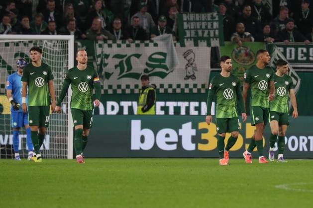 02.11.2025, xgox, Fussball 1. Bundesliga, VfL Wolfsburg - TSG 1899 Hoffenheim emspor, v.l. Wolfsburg enttaeuscht, enttäuscht, schaut enttaeuscht, niedergeschlagen, disappointed (DFL DFB REGULATIONS PROHIBIT ANY USE OF PHOTOGRAPHS as IMAGE SEQUENCES and or QUASI-VIDEO) Wolfsburg