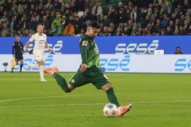 02.11.2025, xgox, Fussball 1. Bundesliga, VfL Wolfsburg - TSG 1899 Hoffenheim emspor, v.l. Mohammed Amoura (Wolfsburg, 9) schiesst Tor, schießt, Torschuetze, erzielt Tor, Treffer, scores the goal 2:2 (DFL DFB REGULATIONS PROHIBIT ANY USE OF PHOTOGRAPHS as IMAGE SEQUENCES and or QUASI-VIDEO) Wolfsburg