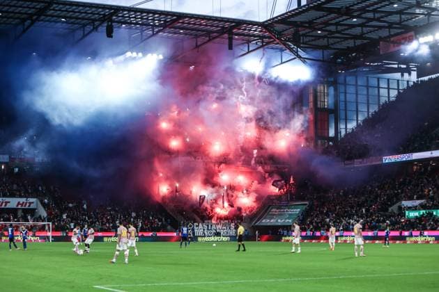 Fussball, Bundesliga Saison 2025 2026 9. Spieltag 1. FC Köln - Hamburger SV 02.11.2025, RheinEnergieSTADION Fans Hamburger SV zünden Pyro zum Beginn der 2.Halbzeit Köln RheinEnergieSTADION Nordrhein-Westfalen Deutschland