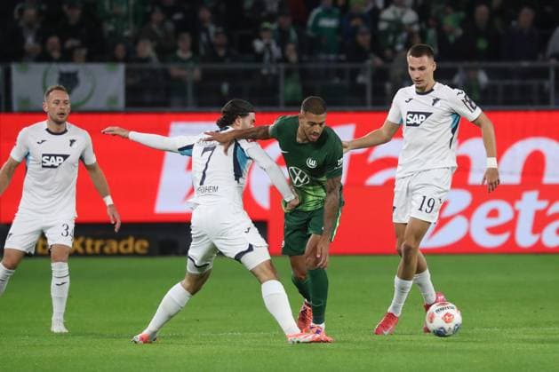 02.11.2025, xgox, Fussball 1. Bundesliga, VfL Wolfsburg - TSG 1899 Hoffenheim emspor, v.l. Leon Avdullahu (Hoffenheim, 7), Vini Souza (Wolfsburg, 5) Zweikampf, Duell, Kampf, tackle (DFL DFB REGULATIONS PROHIBIT ANY USE OF PHOTOGRAPHS as IMAGE SEQUENCES and or QUASI-VIDEO) Wolfsburg