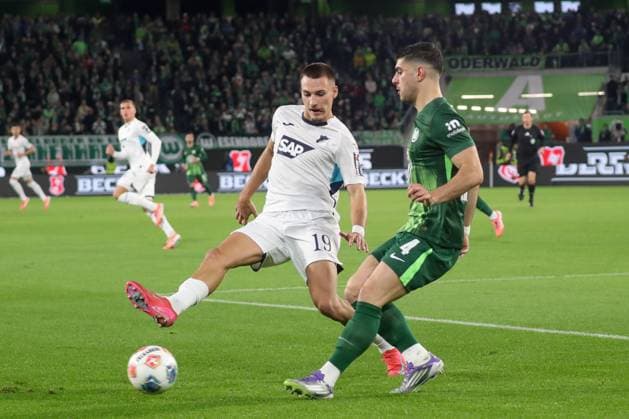 02.11.2025, xgox, Fussball 1. Bundesliga, VfL Wolfsburg - TSG 1899 Hoffenheim emspor, v.l. Tim Lemperle (Hoffenheim, 19), Konstantinos Koulierakis (Wolfsburg, 4) (DFL DFB REGULATIONS PROHIBIT ANY USE OF PHOTOGRAPHS as IMAGE SEQUENCES and or QUASI-VIDEO) Wolfsburg