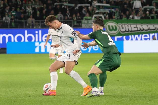 02.11.2025, xgox, Fussball 1. Bundesliga, VfL Wolfsburg - TSG 1899 Hoffenheim emspor, v.l. Fisnik Asllani (Hoffenheim, 11), Konstantinos Koulierakis (Wolfsburg, 4) Zweikampf, Duell, Kampf, tackle (DFL DFB REGULATIONS PROHIBIT ANY USE OF PHOTOGRAPHS as IMAGE SEQUENCES and or QUASI-VIDEO) Wolfsburg