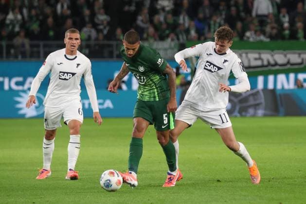 02.11.2025, xgox, Fussball 1. Bundesliga, VfL Wolfsburg - TSG 1899 Hoffenheim emspor, v.l. Vini Souza (Wolfsburg, 5), Fisnik Asllani (Hoffenheim, 11) Zweikampf, Duell, Kampf, tackle (DFL DFB REGULATIONS PROHIBIT ANY USE OF PHOTOGRAPHS as IMAGE SEQUENCES and or QUASI-VIDEO) Wolfsburg