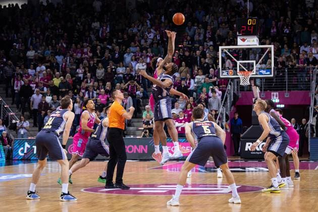 easyCredit Basketball Bundesliga, Telekom Baskets Bonn vs. ALBA Berlin, 02.11.2025 Hochball zum Spiel -- easyCredit Basketball Bundesliga, Telekom Baskets Bonn vs. ALBA Berlin, 02.11.2025, Telekom Dome Bonn Copyright: xBEAUTIFULxSPORTS Derixx
