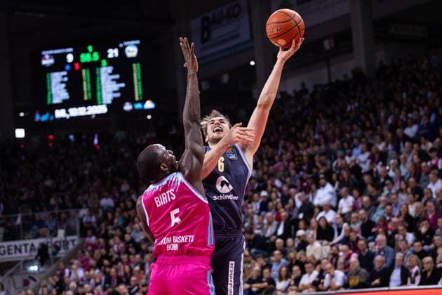 easyCredit Basketball Bundesliga, Telekom Baskets Bonn vs. ALBA Berlin, 02.11.2025 Malte Delow (ALBA BERLIN 6) und Tylan Birts (Telekom Baskets Bonn 5) -- easyCredit Basketball Bundesliga, Telekom Baskets Bonn vs. ALBA Berlin, 02.11.2025, Telekom Dome Bonn Copyright: xBEAUTIFULxSPORTS Derixx