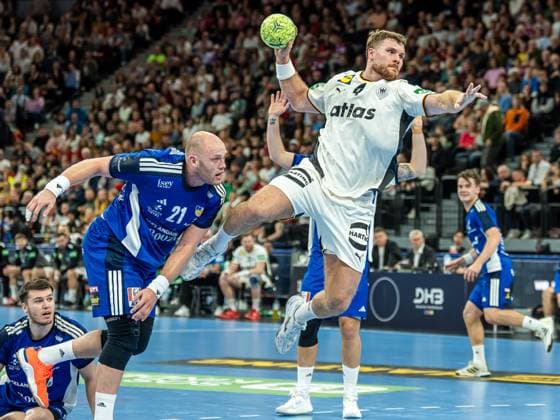 Johannes Golla (Deutschland, 04) setzt sich am Kreis gegen Arnar Freyr Arnarsson (Island, 21) durch, Deutschland vs. Island, Handball, Laenderspiel, Herren, Spielzeit 2025 2026, 02.11.2025, Deutschland vs. Island, Handball, Laenderspiel, Herren, Spielzeit 2025 2026, 02.11.2025 Muenchen Copyright: xEibner-Pressefoto MichaelxSchmidx EP_MST