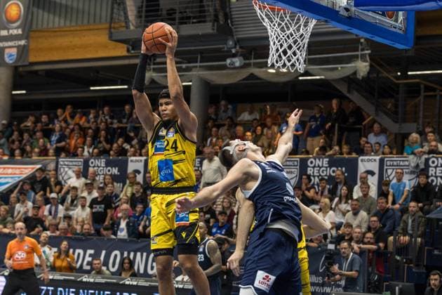 GER, easy-Credit Basketball-Bundesliga, Syntainics MBC - MHP Riesen Ludwigsburg. 02.11.2025, Stadthalle, Weißenfels, GER, easy-Credit Basketball-Bundesliga, Syntainics MBC - MHP Riesen Ludwigsburg. Brandon Tischler (MHP Riesen Ludwigsburg, 24) Â Foto Alexander Trienitz Weißenfels Stadthalle Sachsen-Anhalt Deutschland