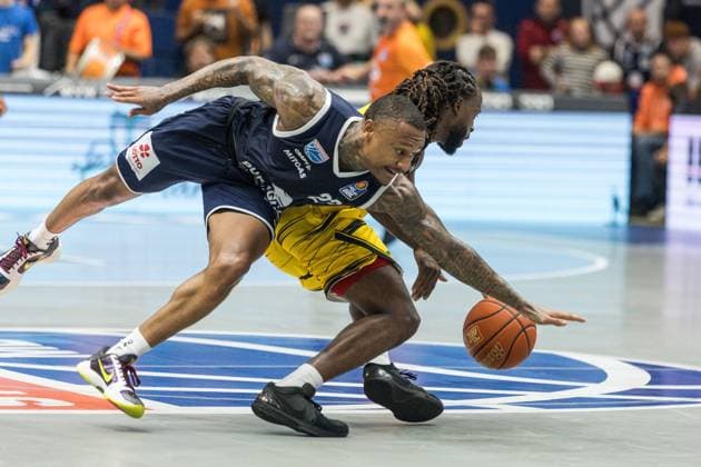 GER, easy-Credit Basketball-Bundesliga, Syntainics MBC - MHP Riesen Ludwigsburg. 02.11.2025, Stadthalle, Weißenfels, GER, easy-Credit Basketball-Bundesliga, Syntainics MBC - MHP Riesen Ludwigsburg. Charles Callison (Syntainics MBC, 23), Traveon Buchanan (MHP Riesen Ludwigsburg, 2) Â Foto Alexander Trienitz Weißenfels Stadthalle Sachsen-Anhalt Deutschland