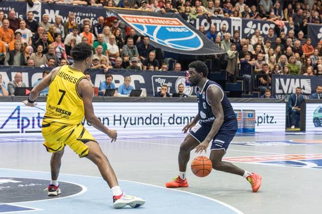 GER, easy-Credit Basketball-Bundesliga, Syntainics MBC - MHP Riesen Ludwigsburg. 02.11.2025, Stadthalle, Weißenfels, GER, easy-Credit Basketball-Bundesliga, Syntainics MBC - MHP Riesen Ludwigsburg. Khyri Thomas (Syntainics MBC, 0), Elijah Hughes (MHP Riesen Ludwigsburg, 7) Â Foto Alexander Trienitz Weißenfels Stadthalle Sachsen-Anhalt Deutschland