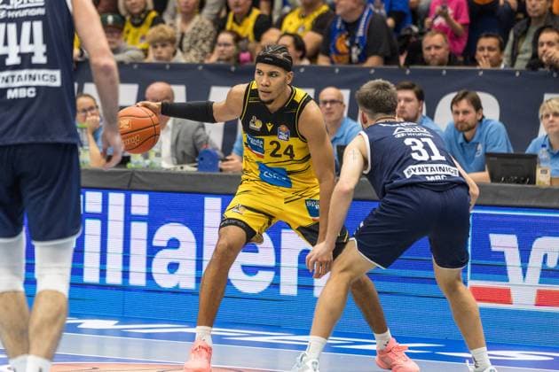 GER, easy-Credit Basketball-Bundesliga, Syntainics MBC - MHP Riesen Ludwigsburg. 02.11.2025, Stadthalle, Weißenfels, GER, easy-Credit Basketball-Bundesliga, Syntainics MBC - MHP Riesen Ludwigsburg. Brandon Tischler (MHP Riesen Ludwigsburg, 24) Â Foto Alexander Trienitz Weißenfels Stadthalle Sachsen-Anhalt Deutschland