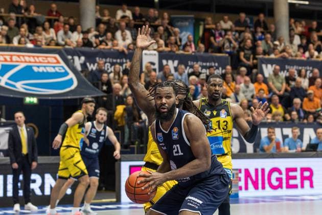 GER, easy-Credit Basketball-Bundesliga, Syntainics MBC - MHP Riesen Ludwigsburg. 02.11.2025, Stadthalle, Weißenfels, GER, easy-Credit Basketball-Bundesliga, Syntainics MBC - MHP Riesen Ludwigsburg. RJ Gunn (Syntainics MBC, 21) Â Foto Alexander Trienitz Weißenfels Stadthalle Sachsen-Anhalt Deutschland