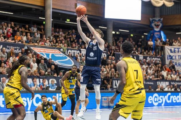 GER, easy-Credit Basketball-Bundesliga, Syntainics MBC - MHP Riesen Ludwigsburg. 02.11.2025, Stadthalle, Weißenfels, GER, easy-Credit Basketball-Bundesliga, Syntainics MBC - MHP Riesen Ludwigsburg. Perttu Blomgren (Syntainics MBC, 20) Â Foto Alexander Trienitz Weißenfels Stadthalle Sachsen-Anhalt Deutschland