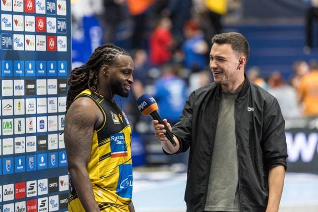 GER, easy-Credit Basketball-Bundesliga, Syntainics MBC - MHP Riesen Ludwigsburg. 02.11.2025, Stadthalle, Weißenfels, GER, easy-Credit Basketball-Bundesliga, Syntainics MBC - MHP Riesen Ludwigsburg. Traveon Buchanan (MHP Riesen Ludwigsburg, 2) beim Interview mit Patrick Fritzsche, DYN Â Foto Alexander Trienitz Weißenfels Stadthalle Sachsen-Anhalt Deutschland