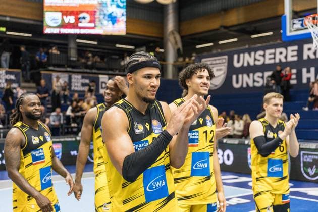 GER, easy-Credit Basketball-Bundesliga, Syntainics MBC - MHP Riesen Ludwigsburg. 02.11.2025, Stadthalle, Weißenfels, GER, easy-Credit Basketball-Bundesliga, Syntainics MBC - MHP Riesen Ludwigsburg. Brandon Tischler (MHP Riesen Ludwigsburg, 24) bedankt sich bei den Fans Â Foto Alexander Trienitz Weißenfels Stadthalle Sachsen-Anhalt Deutschland