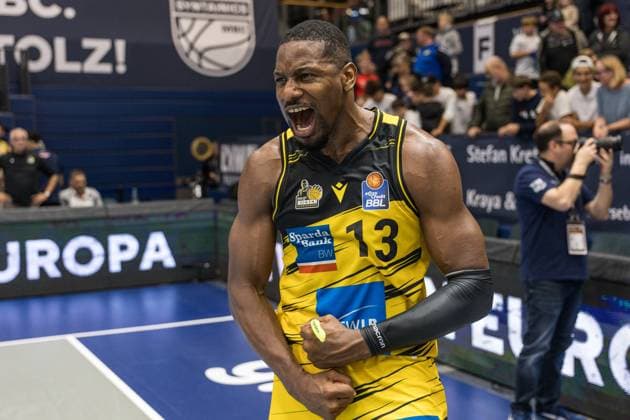 GER, easy-Credit Basketball-Bundesliga, Syntainics MBC - MHP Riesen Ludwigsburg. 02.11.2025, Stadthalle, Weißenfels, GER, easy-Credit Basketball-Bundesliga, Syntainics MBC - MHP Riesen Ludwigsburg. Yorman Polas Bartolo (MHP Riesen Ludwigsburg, 13) jubelt Â Foto Alexander Trienitz Weißenfels Stadthalle Sachsen-Anhalt Deutschland
