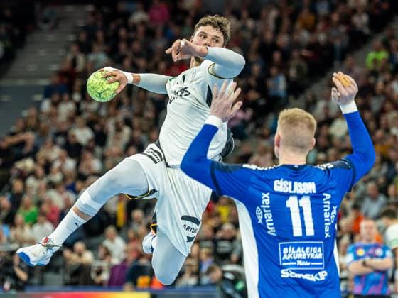 Mario Grgic (Deutschland, 71) steht hoch in der Luft, Deutschland vs. Island, Handball, Laenderspiel, Herren, Spielzeit 2025 2026, 02.11.2025, Deutschland vs. Island, Handball, Laenderspiel, Herren, Spielzeit 2025 2026, 02.11.2025 Muenchen Copyright: xEibner-Pressefoto MichaelxSchmidx EP_MST