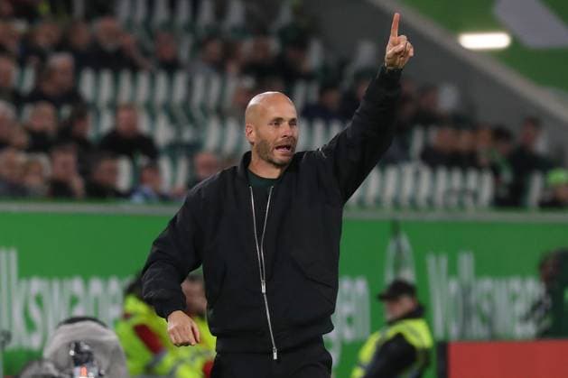 02.11.2025, xgox, Fussball 1. Bundesliga, VfL Wolfsburg - TSG 1899 Hoffenheim emspor, v.l. Paul Simonis (Wolfsburg, Trainer) gibt Anweisungen, gestikuliert mit den Armen, gesticulate, gives instructions (DFL DFB REGULATIONS PROHIBIT ANY USE OF PHOTOGRAPHS as IMAGE SEQUENCES and or QUASI-VIDEO) Wolfsburg